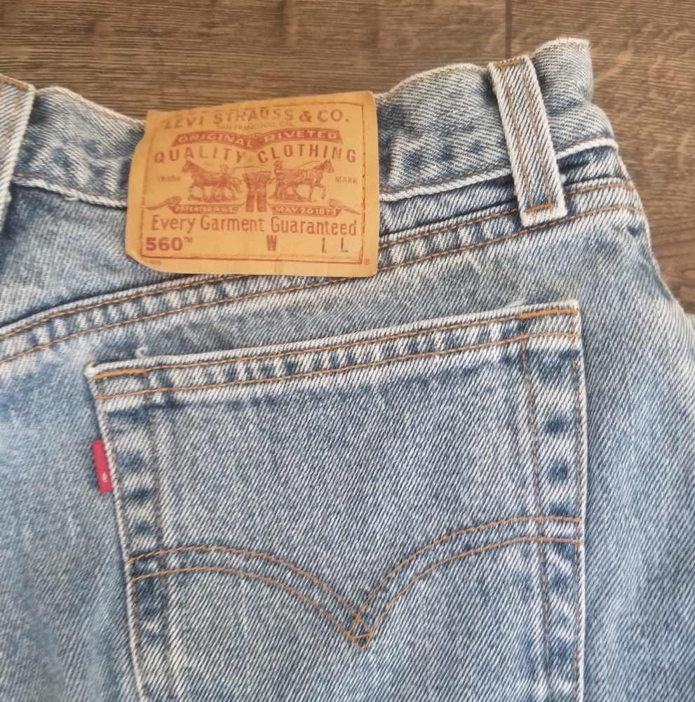 Vintage Levi's Light Blue Denim. 560 Loose Fit. Straight Jean's. Size 10